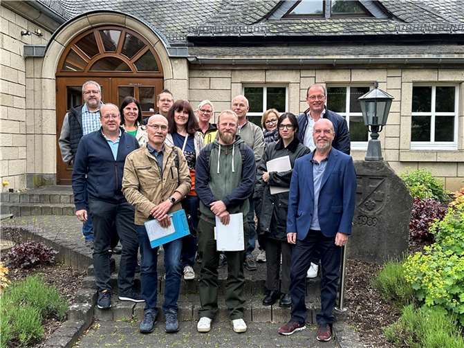 Gruppenbild mit der Bewertungskommission vor dem Dorfgemeinschaftshaus in Volkesfeld. Foto: VG-Verwaltung Mendig/Stefan Pauly