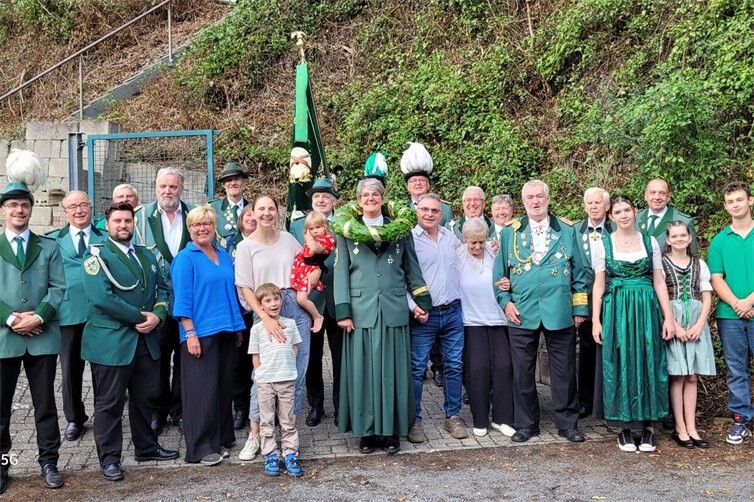 Gruppenbild mit neuer Schützenkönigin Peggy Steinwartz