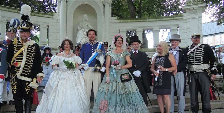 Gruppenbild mit zwei Vertretern der „Légion de Mayence“, Königin Therese, König Ludwig I,Kaiserin Augusta, Kaiser Wilhelm, Margit Theis-Scholz und Manfred Gniffke. Fotos: BSB