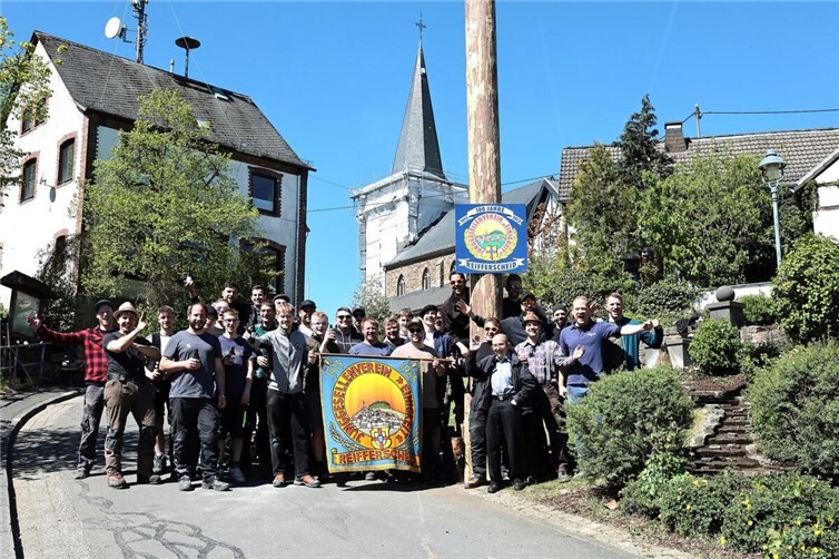 Gruppenbild nach der Errichtung des Maibaums, mit Pfarrer i.R. Michael Schaefer