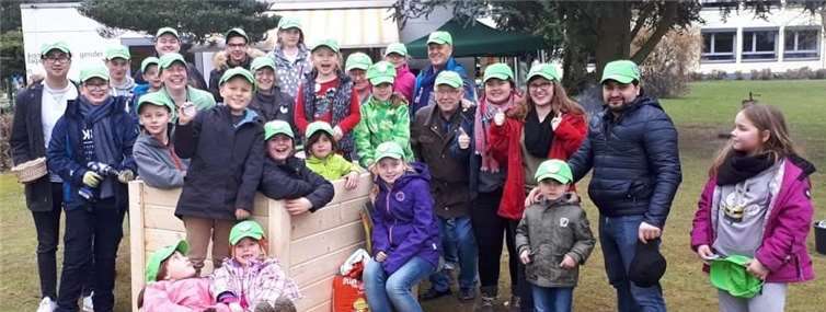 Gruppenbild um eines der fertig aufgebauten Hochbeete am 1. Aktionstag. privat