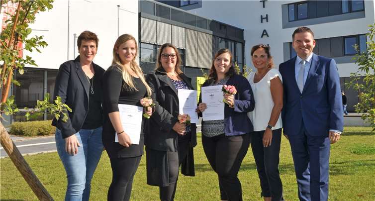 Gruppenbild unter strahlender Sonne vor dem Rathaus, v.l.: Britta Röhrig, Luise Bertram, Freya von Zelewski, Monica Portela Silva, Margit Bierbrauer und der Erste Beigeordnete Holger Jung. Foto: Stadt Meckenheim