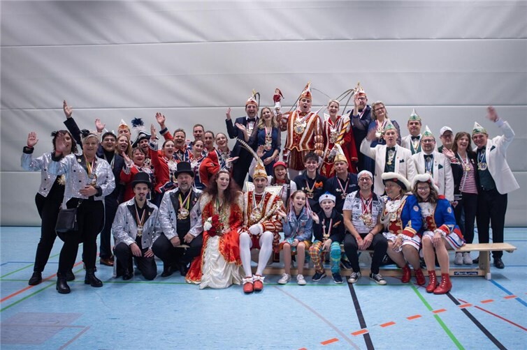 Gruppenbild vieler Formationen mit dem Prinzenpaar Daniel I. und Sabrina I.  Foto: Anka Flossdorf