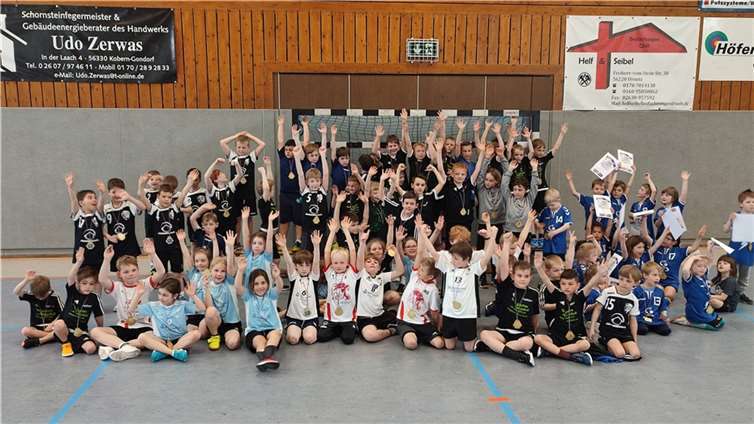Gruppenbild von allen teilnehmenden Manschaften - wie man sieht, hatten alle Mini Handballer viel Spaß beim Spielfest. Quelle: HBMU