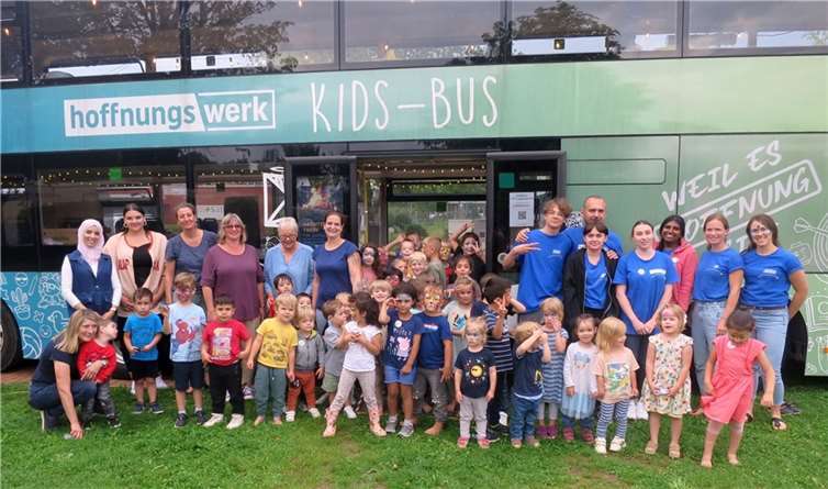 Gruppenbild vor dem Bus: die Kinder und die Mannschaft der Kita Villa Regenbogen gemeinsam mit dem Team des Kids-Busses vom Hoffnungswerk. Foto: Stadt Meckenheim
