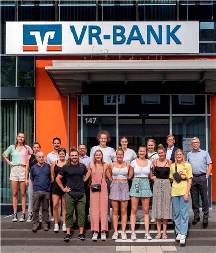 Gruppenbild vor dem Geschäftsgebäude der VR-Bank Rhein-Mosel.  Foto: Creativ / Heinz-Werner Lamberz
