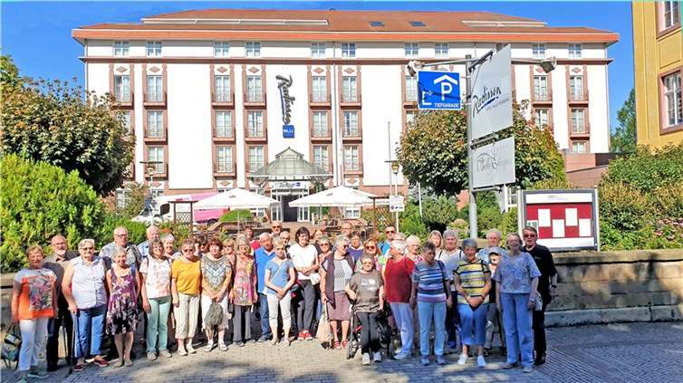 Gruppenbild vor dem Radisson-Hotel in Merseburg. Foto: privat