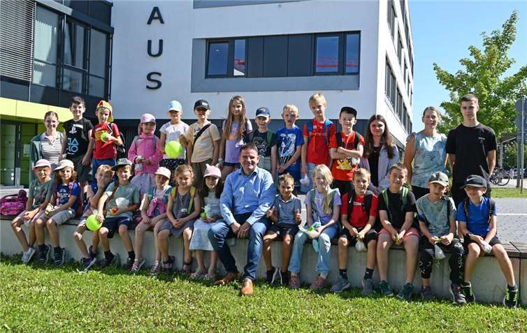 Gruppenbild vor dem Rathaus: Bürgermeister Holger Jung mit seinen jungen Gästen aus der Ferienbetreuung in der Offenen Ganztagsschule.  Foto: Stadt Meckenheim