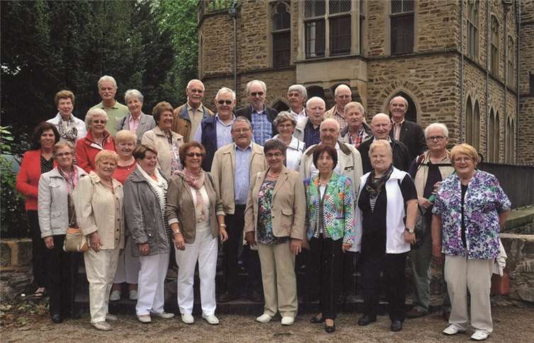 Gruppenbild vor dem Schloss: Der Sinziger Jahrgang 1939. Foto: privat