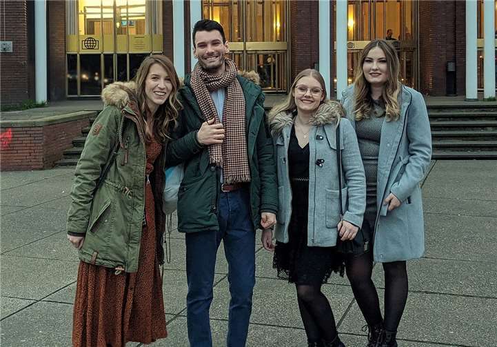 Gruppenbild vor dem Veranstaltungshaus.
