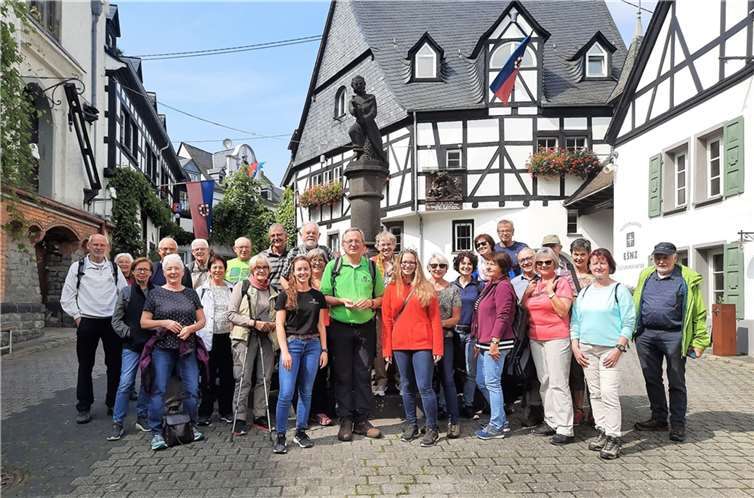 Wanderung zum Winninger Weinfest - trotz Corona Gruppenbild vor dem Weinhexbrunnen in Winningen.Foto: privat