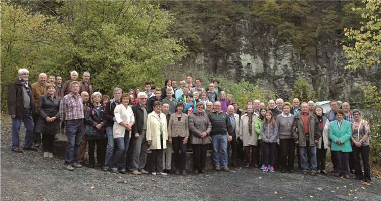 Gruppenbild vor den imposanten Ahrfelsen in Schuld.
