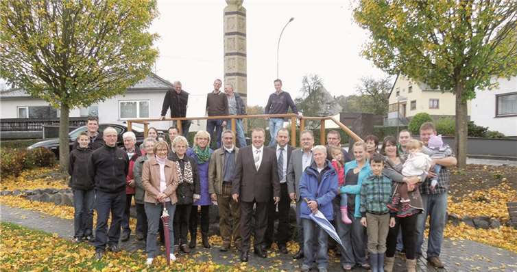 Gruppenbild vor der Gemeinschaftsleistung: Die Bürgersäule in Wabern bietet Platz für 36 Tuffsteinplatten, die sich individuell gestalten lassen. KV-AW