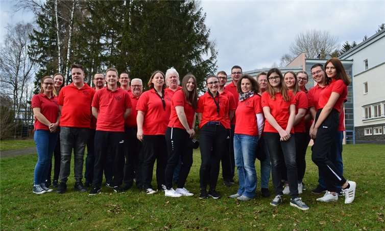Gruppenbild vor der Jugendherberge Bad Marienberg.Fotos: Rote Husaren
