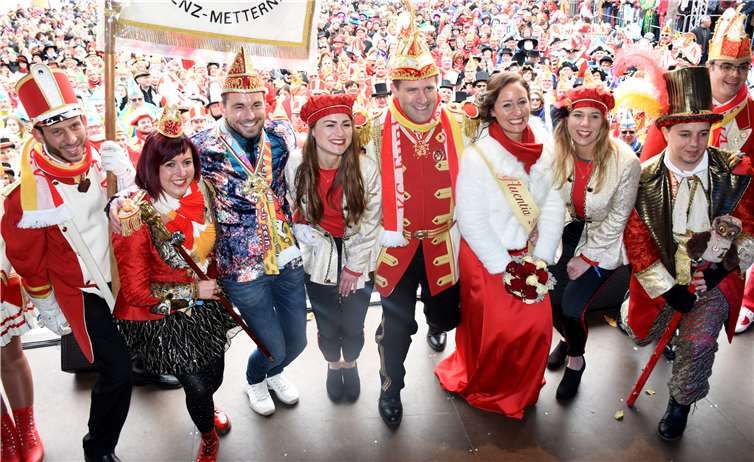 Gruppenbild vor der Menschenmenge mit Oberbürgermeister sowie Tollitätenpaar mit Gefolge. Fotos: HEP