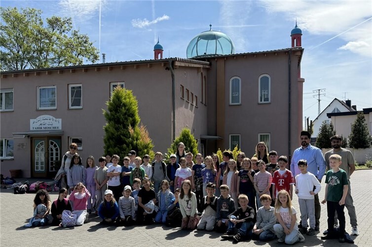 Gruppenbild vor der Moschee.