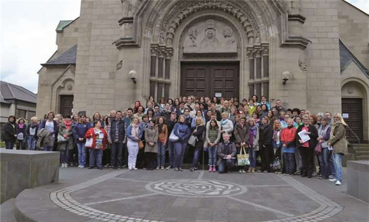 Gruppenbild vor der Rosenkranzkirche Bad Neuenahr.privat