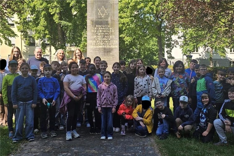 Gruppenbild vor der Synagoge.