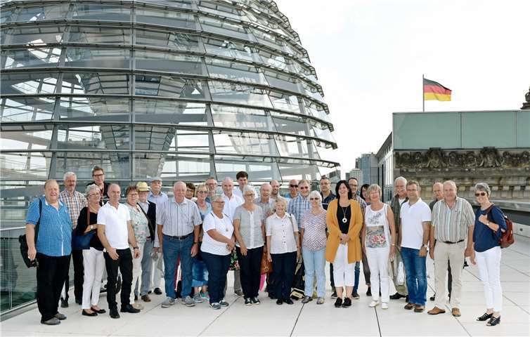 Gruppenbild vor der gläsernen Reichstagskuppel. Privat