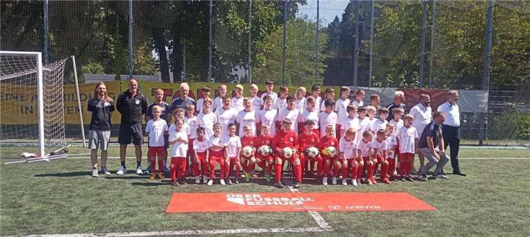 Training mit Profi-Trainern begeistert junge Kicker in Mayen Gruppenbild zu Beginn des Camps mit Trainern, Teilnehmern und Sponsoren. Foto: Wolfgang Treis