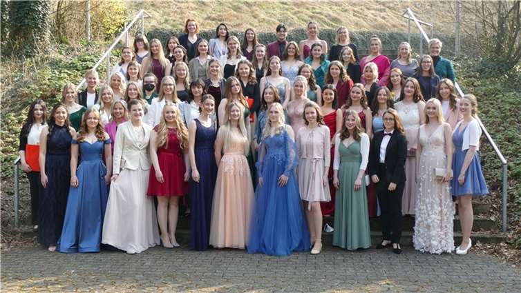 Gruppenbild zum Abschied: 59 Abiturientinnen konnten ihr Zeugnis entgegennehmen.  Fotos: SMS