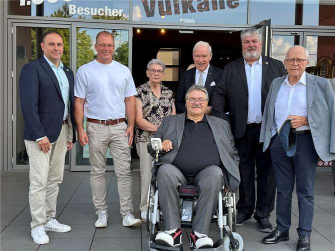 Gruppenbild zum Jubiläum 75 Jahre Stadtrechte Niedermendig (v.l.): Jens Firmeich, Beigeordneter Mayen-Koblenz, Jörg Lempertz, Bürgermeister VG Mendig, Gisela Rösner, Stadtbücherei Mendig, Staatsminister a.D. Gernot Mittler, Stadtbürgermeister Achim Grün, Rolf Rösner, Bürgermeister VG Mendig a.D., und (vorne) Achim Diensberg.  Fotos: Stefan Pauly/VG-Verwaltung Mendig