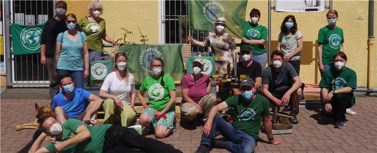 Gruppenbild zur Einweihung des ersten „Mobilen Parents-for-Future-Hochbeets“ am Bahnhof Sechtem am 31.5.2021. Foto: Gabi Hahn