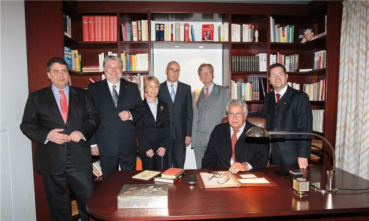 Gruppenbild zur Museumseröffnung am Schreibtisch von Willy Brandt: v.l.n.r. Sigmar Gabriel, Kurt Beck, Brigitte Seebacher, Dolmetscher, Peter Brandt, Felipe González, Thomas Ottersbach. Foto: Herbert Piel / P!ELmedia