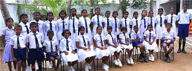 Gruppenfoto: 27 von 36 Patenkindern am Anura College. Fotos: Privat