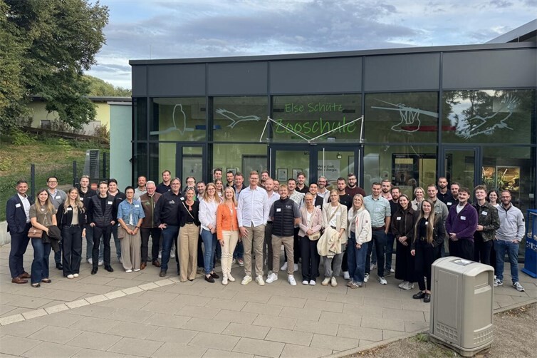Gruppenfoto Junges Unternehmernetzwerk Neuwied bei der Firmenvorstellung des Familienunternehmens Alsdorf im Neuwieder Zoo