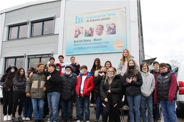 Gruppenfoto Klasse 8a und 8b vor dem IB. Quellen: RS Plus auf der Karthause