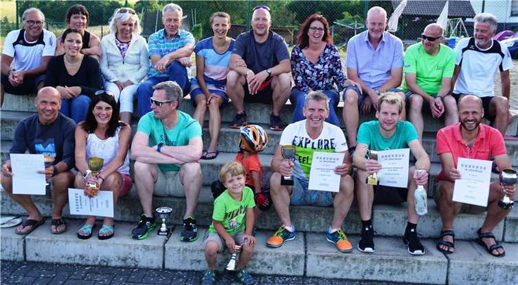 Gruppenfoto Lauftreff Puderbach (untere Reihe v.l.): Gerd Scholze (4.Pl.), Heike Blum (1. Pl.), Martin Blum (5. Pl.), Joachim Best (3. Pl.), Michael Hoben (1. Pl.) und Sven Dau (2. Pl.).