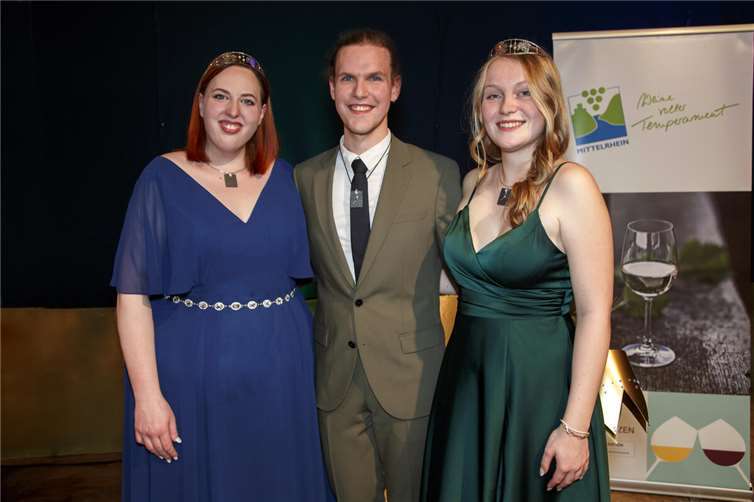 Gruppenfoto Mittelrhein-Weinhoheiten 2024/25: v.l. Johanna Persch, Felix Grün, Anna Weinand. Foto: Fotostudio-und-Werbeagentur-Eidens-Holl 