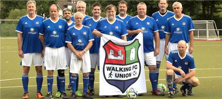 Gruppenfoto Walking FC Union mit den neuen gesponserten Trikots und dem neuen Banner (entworfen von Mitspieler Christoph Grund) beim siegreichen Turnier in Eitorf. Fotos: Walking FC Union