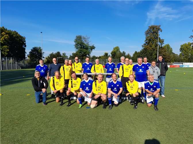 Gruppenfoto Walking FC Union mit der Mannschaft vom SC Opel in Rüsselsheim.Foto: privat