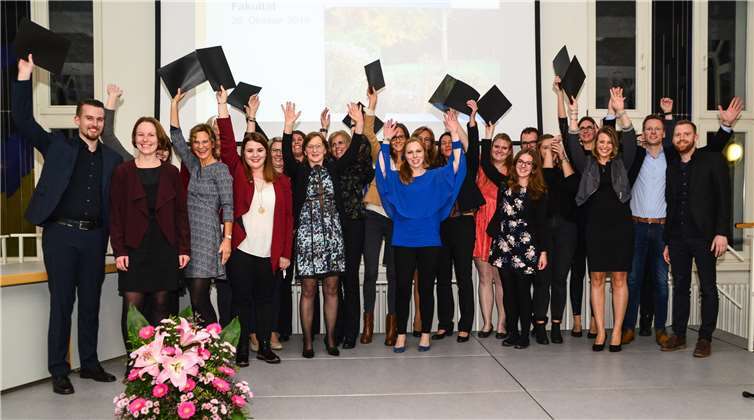 Gruppenfoto aller Absolventinnen und Absolventen.Timo Kessler