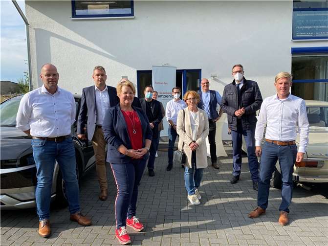 Gruppenfoto aller Beteiligter bei der Firma Fluidtec in Kempenich. Foto: privat