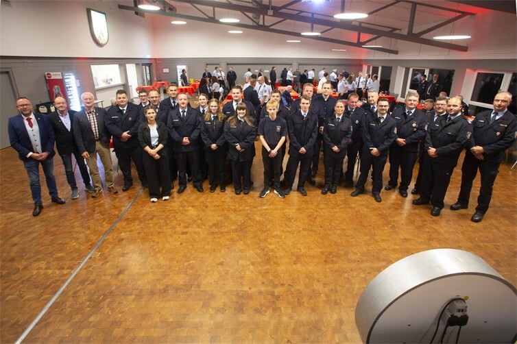 Gruppenfoto aller Geehrten, Beförderten, Ernannten und Verpflichteten.