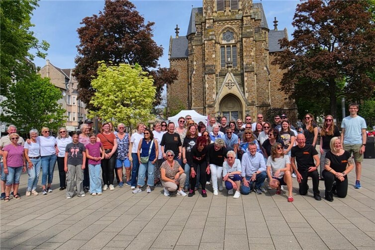 Gruppenfoto aller Teilnehmer beim Neuwieder Int. Linedanceflashmob 2026 auf dem Neuwieder Marktplatz