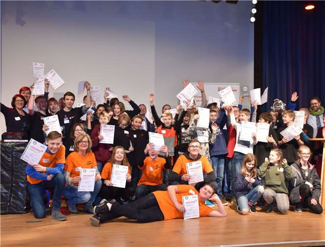 Gruppenfoto aller TeilnehmerInnen mit ihren Coaches.Fotos: privat