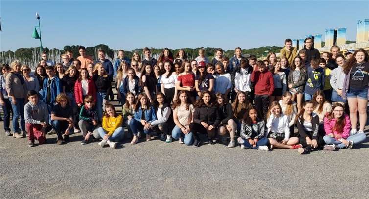 Gruppenfoto am Staudamm, Barrage d’Arzal. Foto: Goethe-Gymnasium Bad Ems