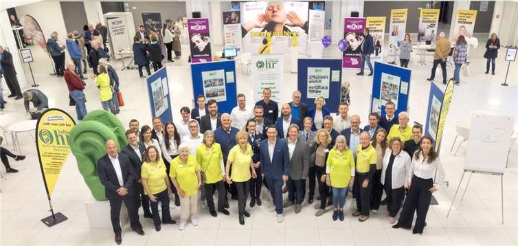 Der 12. Koblenzer Patiententag Hilfe für Ohr, ein Höhepunkt im Bereich der Hörgesundheit Gruppenfoto anlässlich der Eröffnung des 12. Koblenzer Patiententages 2024, Bildmitte: Der wissenschaftliche Leiter Prof. Dr. Steffen Kreikemeier (Hochschule Aalen) neben Brigitte Hilgert-Becker (Vors. Treffpunkt Ohr und Mitglied der Geschäftsführung von BECKER Hörakustik) und Vereinsmitglieder von Treffpunkt Ohr e.V. in gelben Poloshirts. Außerdem im Bild: Dan Hilgert-Becker und Eva Keil-Becker (beide anwesend als Referenten und Mitglieder der Geschäftsführung von BECKER Hörakustik), die wissenschaftlichen Referenten, Industrieaussteller und Mitarbeiter von BECKER Hörakustik. Fotos: Verein für besseres Hören e.V.