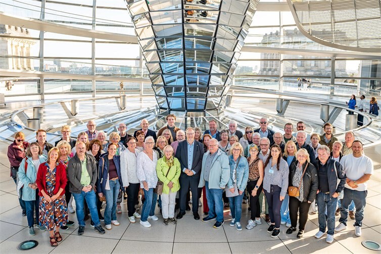 Gruppenfoto auf der Dachterrasse des Deutschen Bundestages