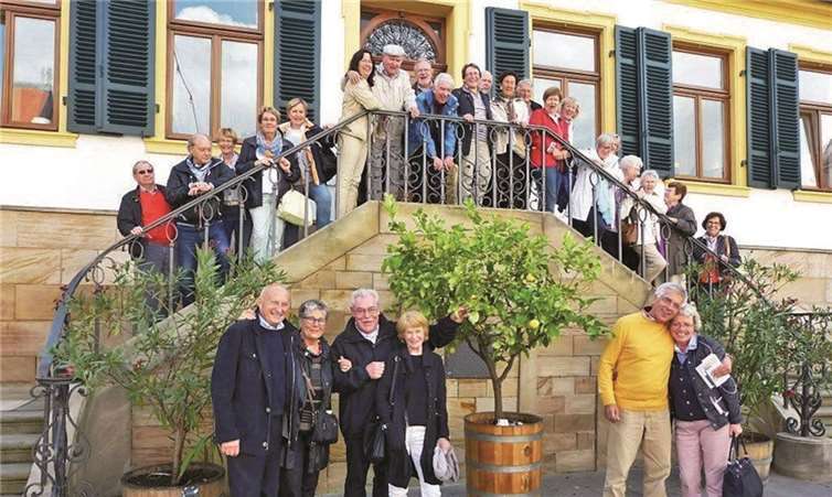 Gruppenfoto auf der Eingangstreppe zum Schloss Wachenheim.