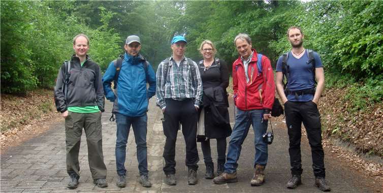 Gruppenfoto auf der Steilstrecke am Nürburgring. Winfried Sander