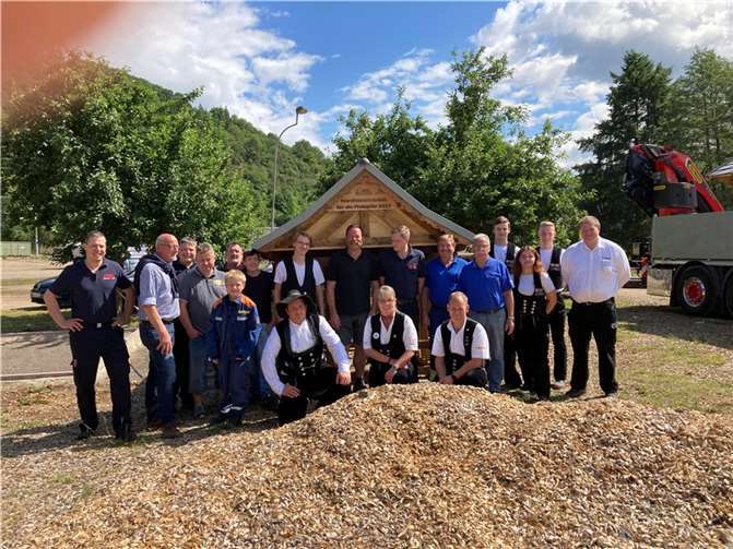 Gruppenfoto bei der Übergabe von einem der vier Spielhäuser.  Foto: privat