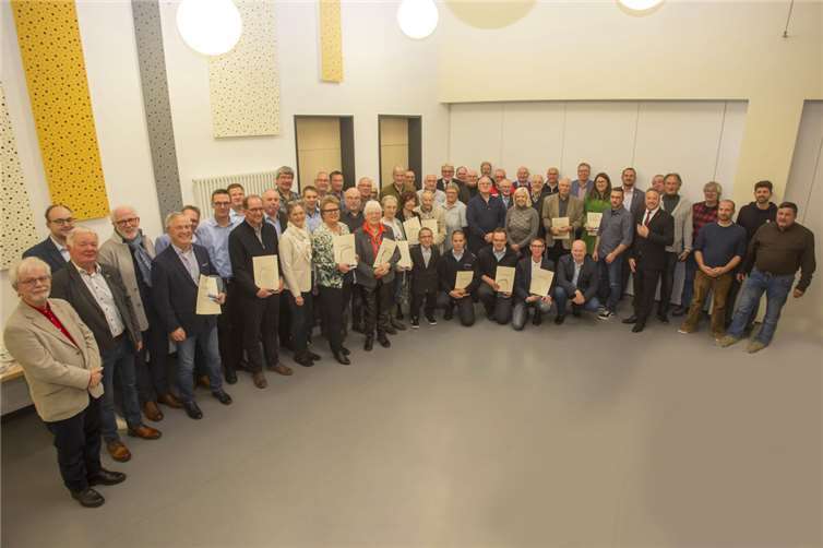 Gruppenfoto bei der Verleihung der Ehrenamtspreise.  Foto: Wolfgang Tischler