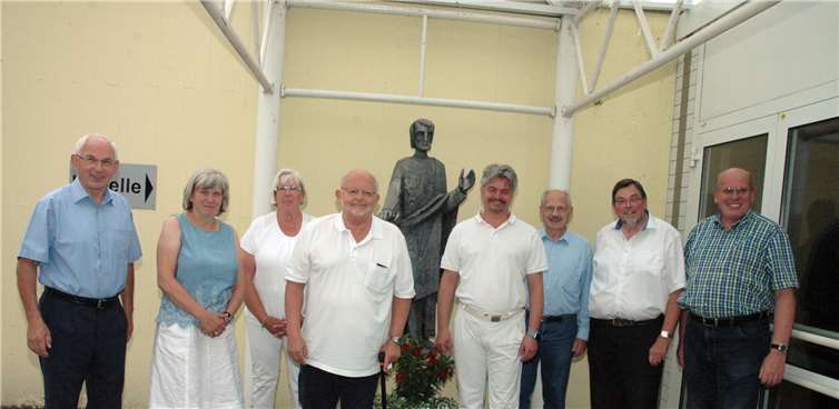 Gruppenfoto bei der Vorstellung (von links): Hermann-Josef Romes, Pflegedienstleitung Birgit Kriegel, Renate de Temple, Dr. med. Werner Spira, Chefarzt Chirurgie Dr. med. Marcus Raum, Dr. med. Gerhard Aymanns, Bernd Schiffarth (Vorsitzender des Fördervereins), Kaufmännische Leitung Alfred Pitzen. UM