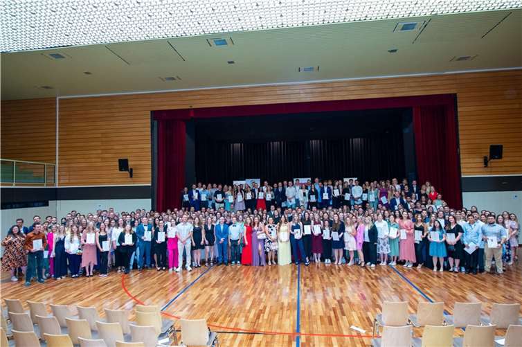 Gruppenfoto der Absolventinnen und Absolventen bei der Abschlussfeier in der Rheinlandhalle.  Fotos: Foto Seydel