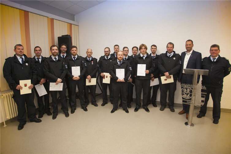 Gruppenfoto der Beförderten, Ernannten und Geehrten.  Fotos: Feuerwehr VG Dierdorf/Wolfgang Tischler